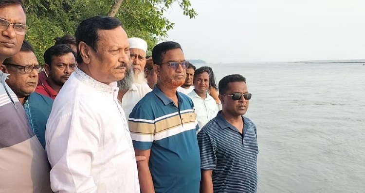 শিবালয়ে নদী ভাঙ্গনে ক্ষতিগ্রস্থ মানুষের পাশে দাঁড়ালেন বিএনপি
