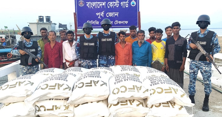 মিয়ানমারে পাচারকালে ৭৪২ বস্তা সারসহ ১১ জন আটক