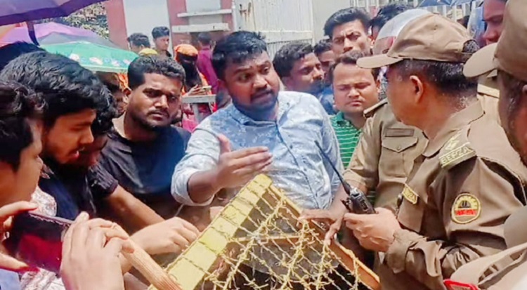 চট্টগ্রামে বকেয়া বেতনের দাবিতে পোশাক শ্রমিকদের বিক্ষোভ