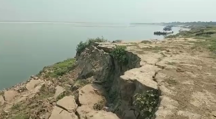 দৌলতপুরে পদ্মার ভাঙনে আতঙ্কিত নদীপাড়ের মানুষ
