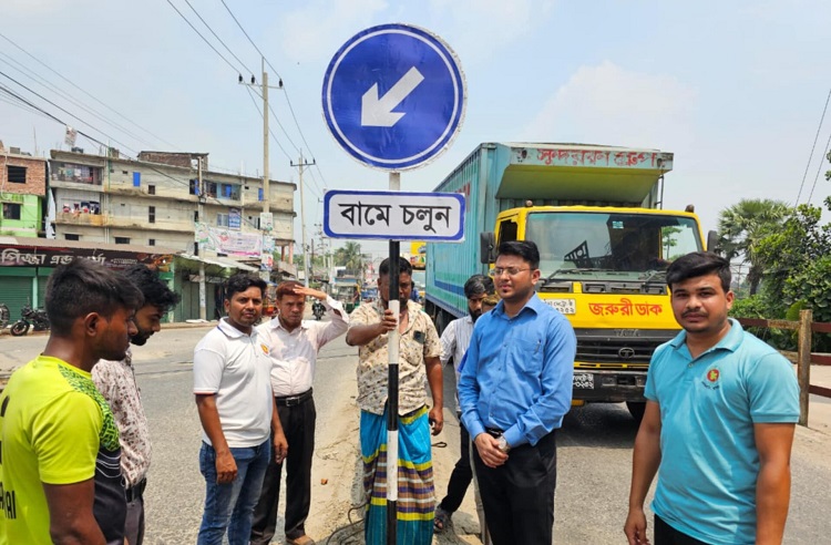 লাকসামে এলজিইডি'র উদ্যোগে রোড সাইন স্থাপন