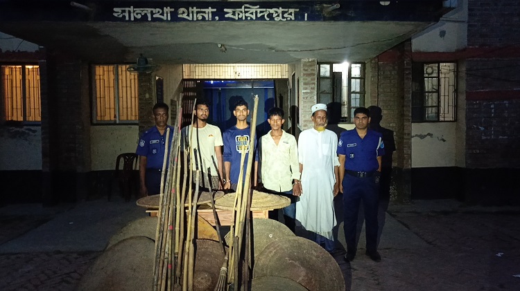 সালথায় পুলিশের বিশেষ অভিযান, ঢাল-কাতরাসহ আটক ৪