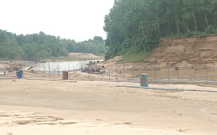 ঝিনাইগাতীতে অবৈধ বালু উত্তোলন ও পাচার 