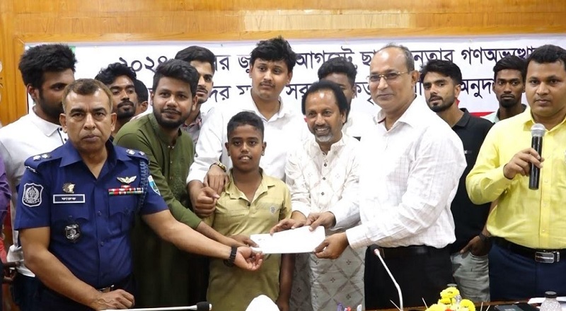 সিরাজগঞ্জে জুলাই-আগষ্টে ১৫৩জন আহতদের মাঝে চেক বিতরণ
