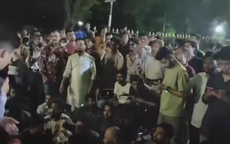 যমুনার সামনে অবস্থান, আ.লীগের বিষয়ে আজ রাতেই ফয়সালা হবে : নাহিদ ইসলাম