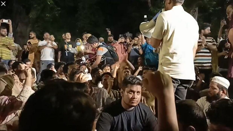 যমুনার সামনে অবস্থান, আ.লীগের বিষয়ে আজ রাতেই ফয়সালা হবে : নাহিদ ইসলাম