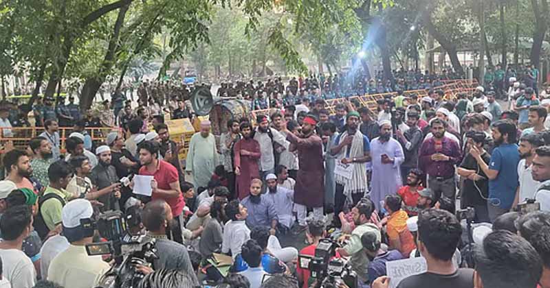যুমনার সামনে বিক্ষোভ, রাত পেরিয়ে সকাল থামছে না স্লোগান