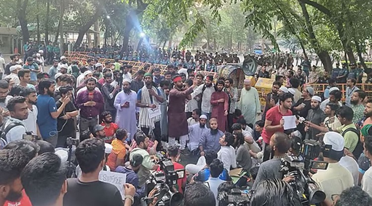 রাত পেরিয়ে সকাল, যমুনার সামনে অব্যাহত বিক্ষোভ