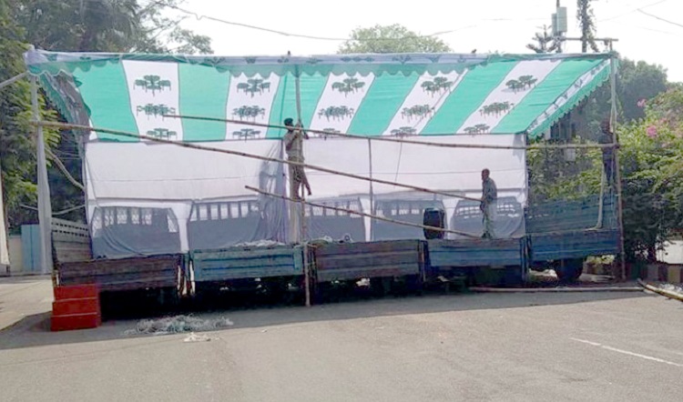 প্রধান উপদেষ্টার বাসভবনের সামনে তৈরি হচ্ছে মঞ্চ
