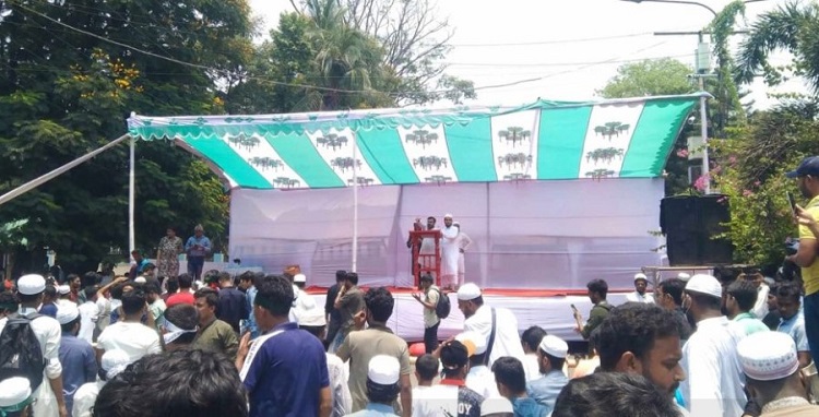 নামাজের পর সমাবেশ, মঞ্চে অবস্থান নিচ্ছেন বিক্ষোভকারীরা