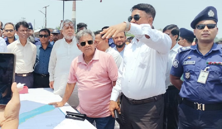 হিজলায় লঞ্চঘাট পরিদর্শনে দুই উপদেষ্টা