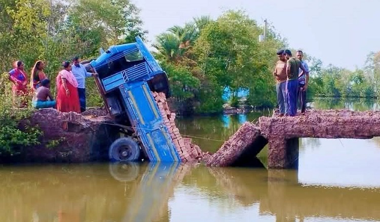 পাইকগাছায় কালভার্ট ভেঙে ইটবোঝাই ট্রাক খালে