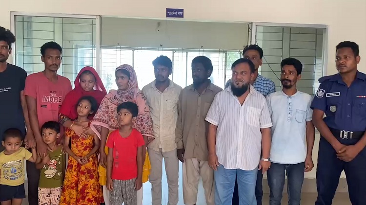 মৌলভীবাজারে ভারত থেকে পুশইন হয়ে আটক ৫৯ জনকে পুলিশে হস্তান্তর