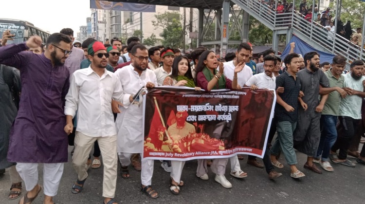 আ.লীগ নিষিদ্ধের দাবিতে উত্তরায় মহাসড়ক ব্লকেড