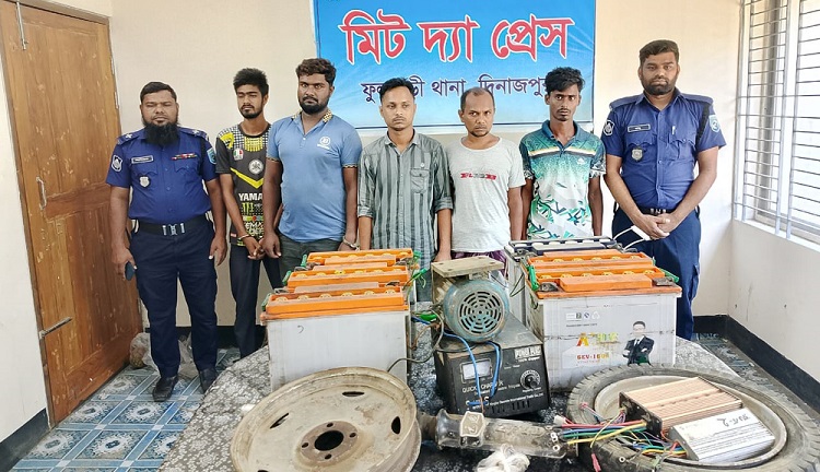 ফুলবাড়ীতে অটোরিকশা চুরি মামলায় ছাত্রদল নেতাসহ গ্রেপ্তার ৫