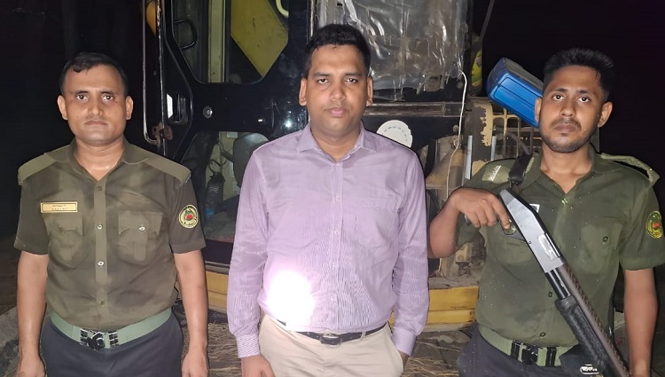 ফসলি জমির মাটি কাটা বন্ধে পিকআপ জব্দ