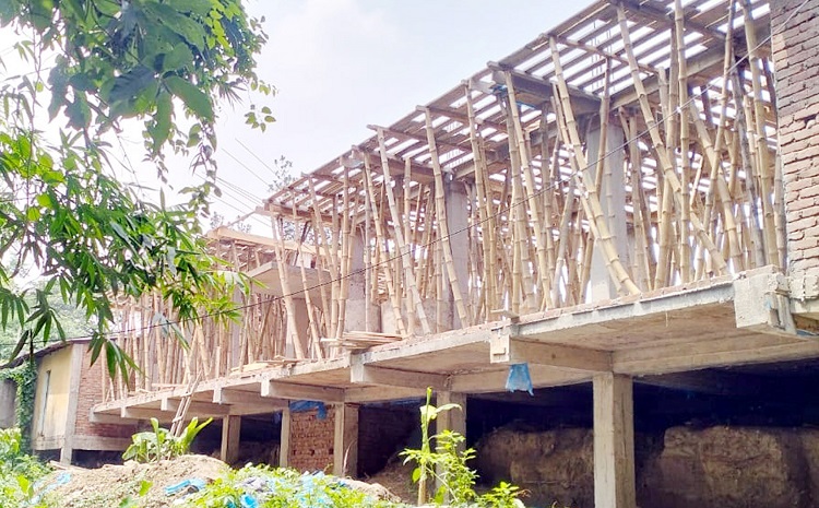 গৌরনদীতে সরকারি খাল দখল করে নির্মাণ কাজ চলছে