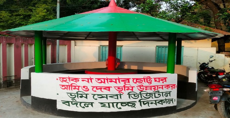 আত্রাইয়ে ভূমি অফিসে সেবাপ্রার্থীদের জন্য গোলঘর নির্মাণ