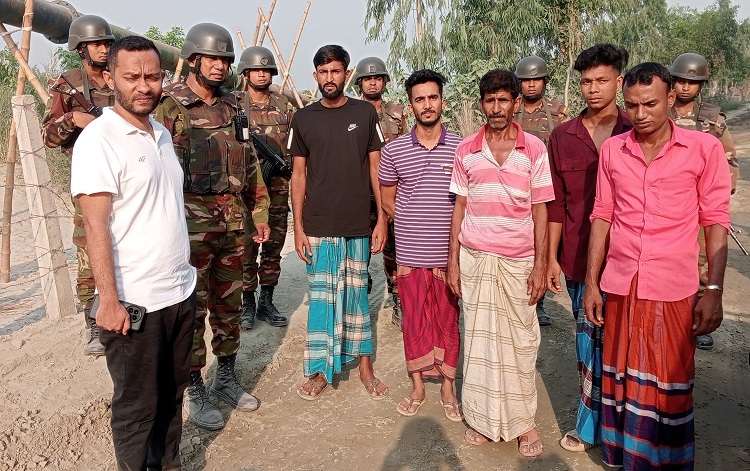 যৌথ বাহিনীর অভিযানে দেড় লাখ টাকা জরিমানা