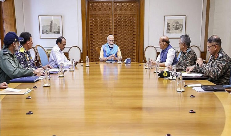 সশস্ত্র বাহিনীর প্রধানদের সাথে মোদির জরুরি বৈঠক