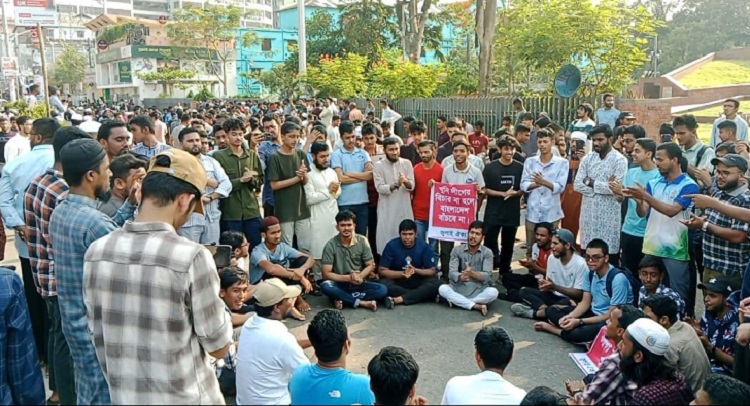 আওয়ামী লীগ নিষিদ্ধের দাবিতে সিলেট শহীদ মিনারে অবস্থান