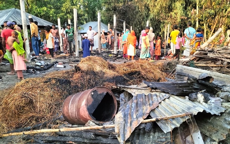 সোনাতলায় বৈদ্যুতিক শর্ট সার্কিট থেকে ভয়াবহ অগ্নিকাণ্ড