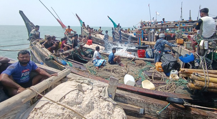 কক্সবাজার উপকূলে ১১টি ফিশিং বোট আটক