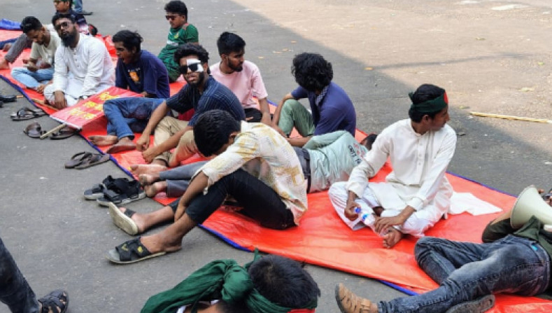 এবার শাহবাগে অবস্থান নিলেন আহত জুলাই যোদ্ধারা
