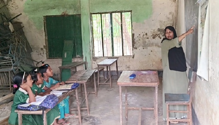 দুর্গাপুরে জরাজীর্ণ ভবনে চলছে ঝুঁকিপূর্ণ পাঠদান