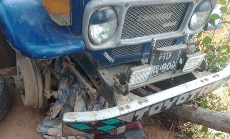 মেরামতের সময় গাড়ির চাকায় চাপায় মৃত্যু