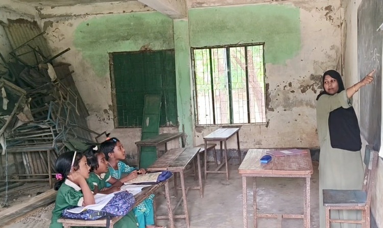 দুর্গাপুরে জরাজীর্ণ ভবনে চলছে ঝুঁকিপূর্ণ পাঠদান
