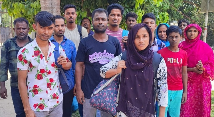 অবৈধভাবে অনুপ্রবেশের সময় চুয়াডাঙ্গা সীমান্তে  আটক ১৪