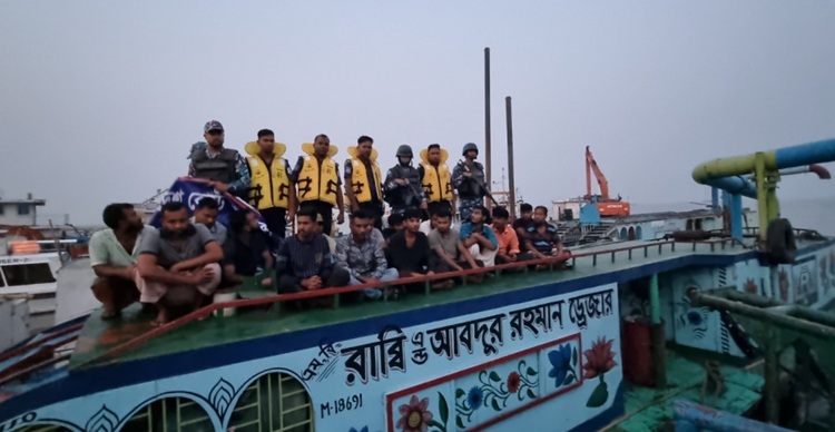 পদ্মা নদীতে অবৈধভাবে মাটি কাটায় আটক ১৮