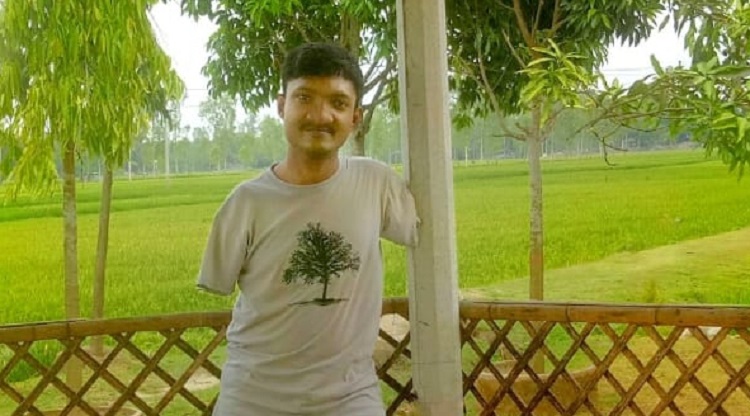 পা দিয়ে লিখে হাবিপ্রবি’র মেধা তালিকায় ১৯২ তম মানিক