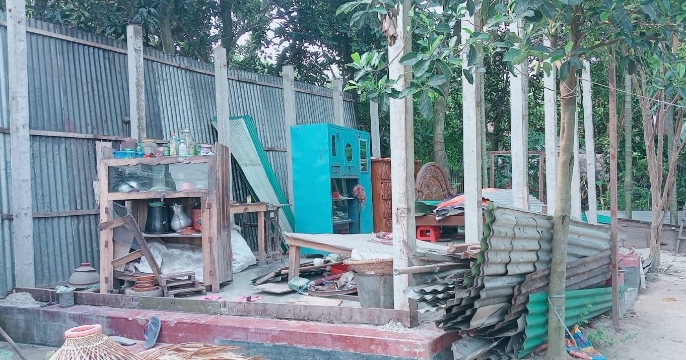 আড়াইহাজারে জোর করে জায়গা দখল, সইতে না পেরে আত্মহত্যা    
