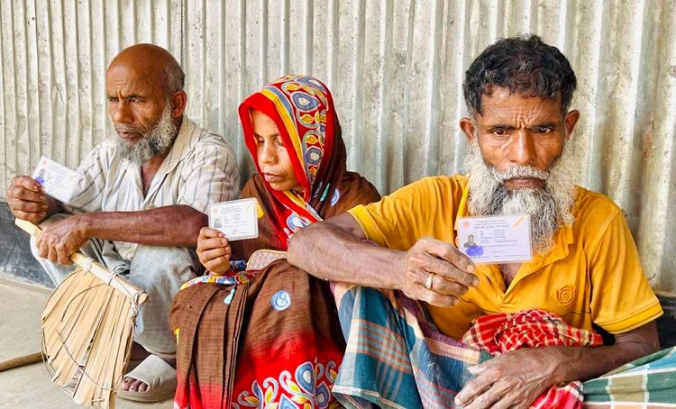 এক পরিবারের তিনজনই অন্ধ! ভাতার টাকায় চলে ৭ সদস্যের সংসার 