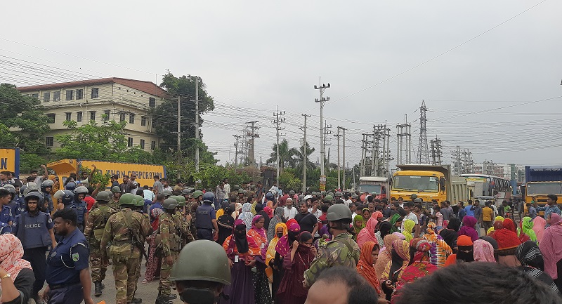 ভালুকায় বকেয়া বেতনের দাবিতে দুই ঘন্টা মহাসড়ক অবরোধ