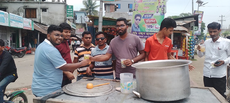দুমকিতে তীব্র দাবদহে ছাত্রদলের শরবত বিতরণ
