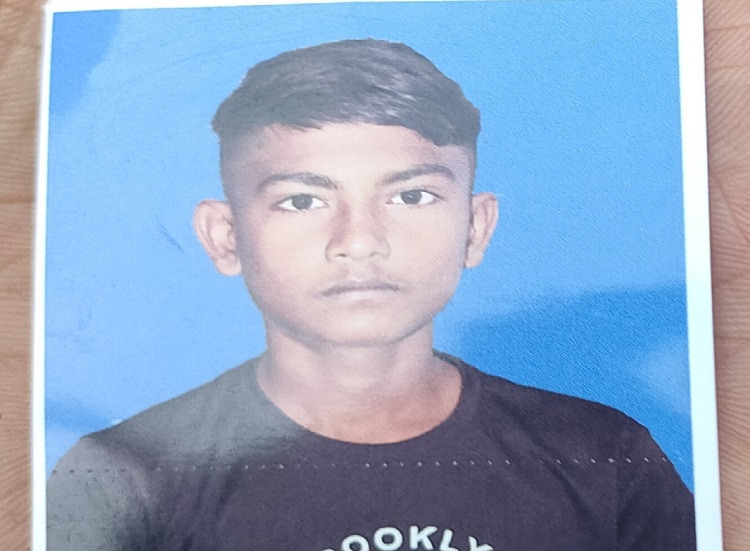 দামুড়হুদায় স্কুল ছাত্রকে  কুপিয়ে হত্যা
