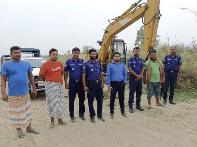 ঈশ্বরদীতে অবৈধভাবে মাটি-বালু উত্তোলন, লাখ টাকা জরিমানা