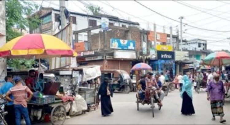 পাইকগাছায় তীব্র গরমে তৃষ্ণা মেটাতে ফুটপাথের শরবত