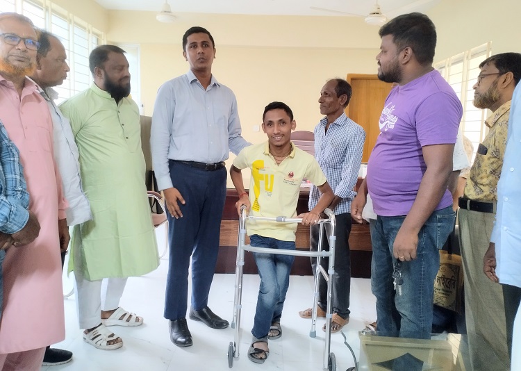 লাকসামে বিশেষ চাহিদা সম্পন্ন স্কুলছাত্র পেল ওয়াকার