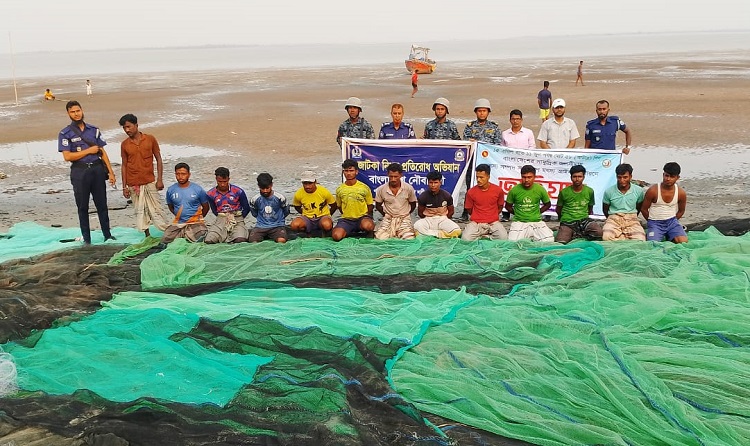 নিষেধাজ্ঞা অমান্য করে মাছ শিকার, বোট মালিকদের দণ্ড