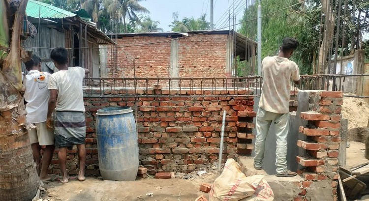 চকরিয়ায় ১৪৪ ধারা অমান্য করে বাড়ি নির্মাণ