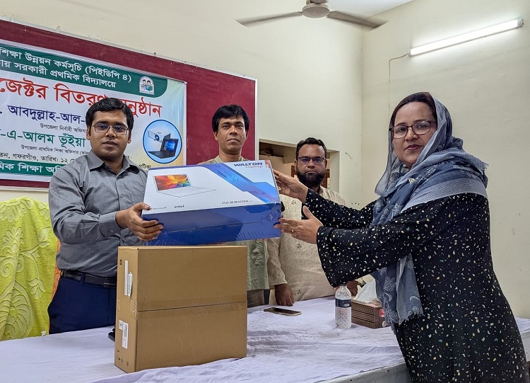 গফরগাঁওয়ে প্রাথমিক বিদ্যালয়ে ল্যাপটপ ও মাল্টিমিডিয়া প্রজেক্টর বিতরণ 