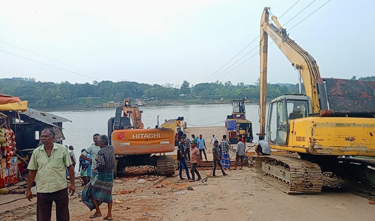 চন্দ্রঘোন-রাইখালী নৌরুটে ফেরি চলাচল বন্ধ 