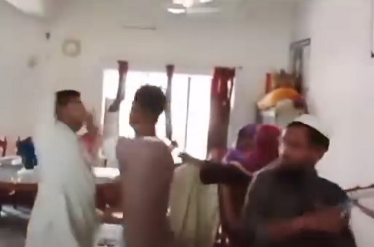 প্রধান শিক্ষককে কিল ঘুষির ভিডিও ভাইরাল