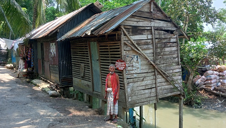 রেকর্ডীয় খাল দখল করে গড়ে উঠছে দোকান ঘর