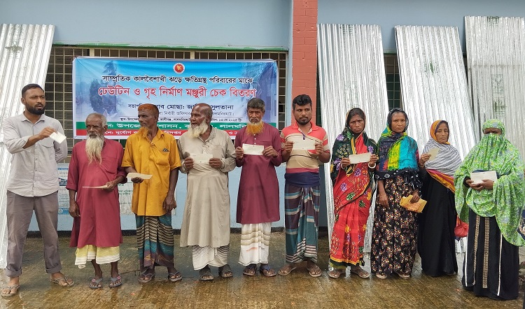 সরকারি সহায়তা পেল ঝড়ে ক্ষতিগ্রস্ত ২২ পরিবার