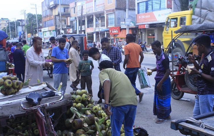 চৌদ্দগ্রামে বেড়েছে তালের শাঁসের চাহিদা
